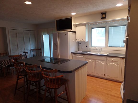 Kitchen w/island cooktop