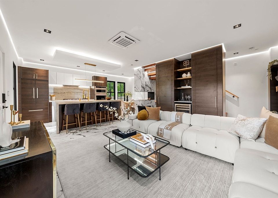 1st image of 304 Elliot St #4