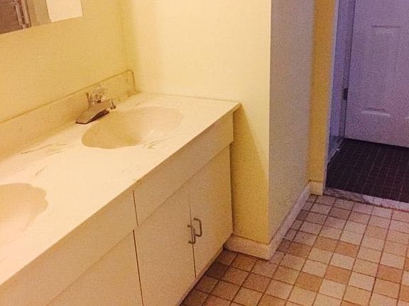3rd image of 1811 Fairmount Ave #2REAR