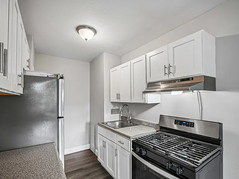 Bryn Mawr Apartments — Photo 8