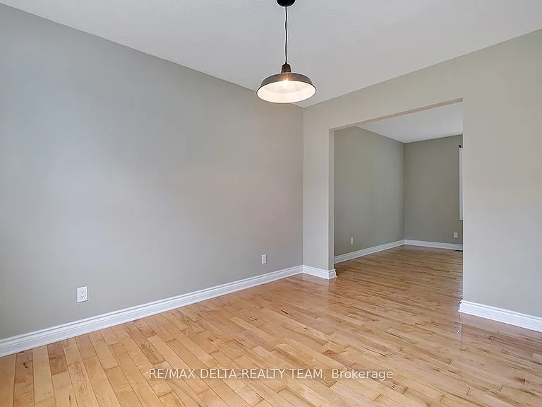 397 Phoenix Cres — Photo 13