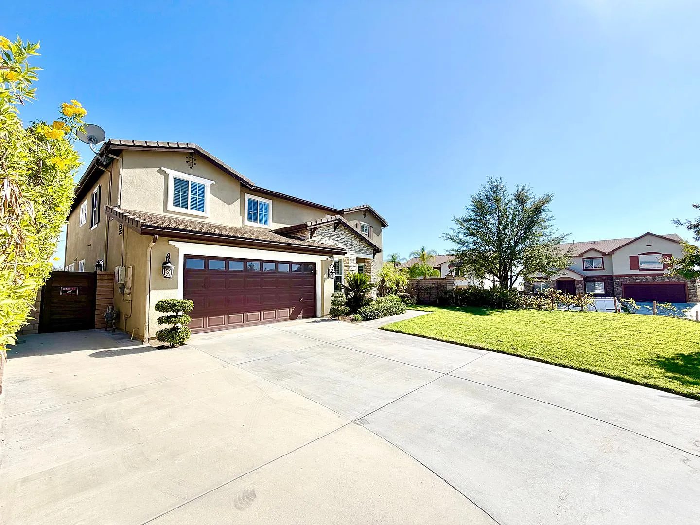 Stunning 5 Bedroom Cul-de-Sac Pool Home With Included Solar, 4-Car Tandem Garage & Private Balcony! — Photo 2
