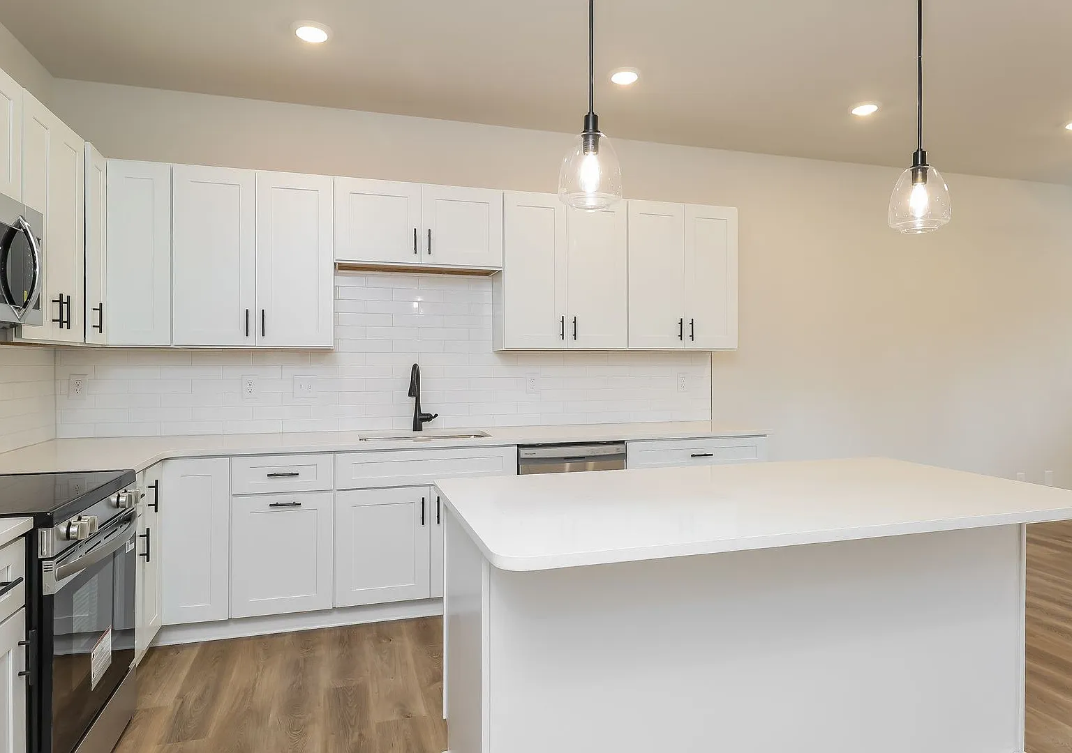 3-Bedroom, 2.5 Bath Townhome for Rent in Westerly Hills | Attached Garage & Modern Kitchen | Char... — Photo 3