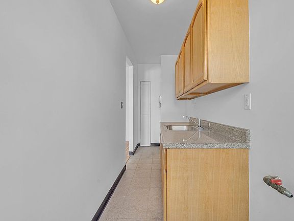 4th image of 1015 Summit Ave APT 6A