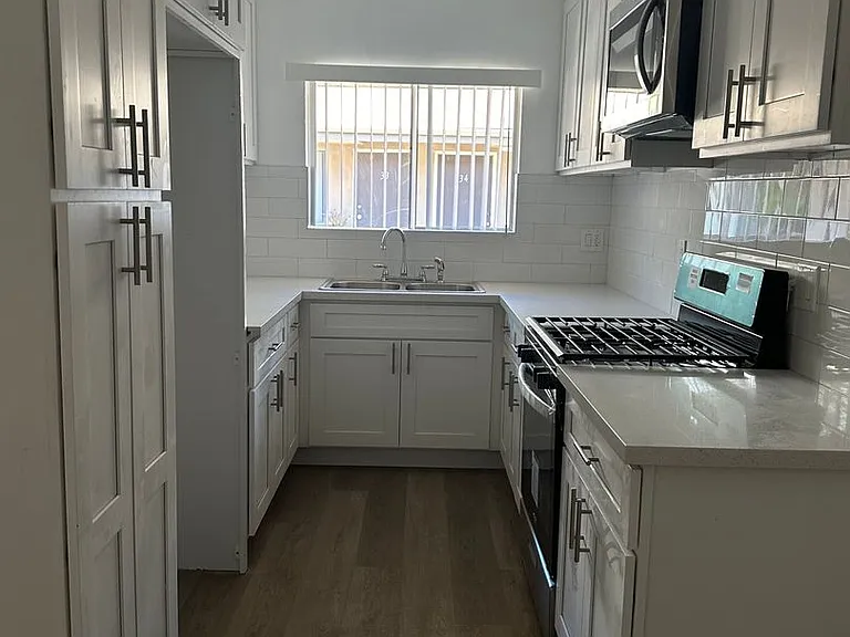Sepulveda Apartments — Photo 15
