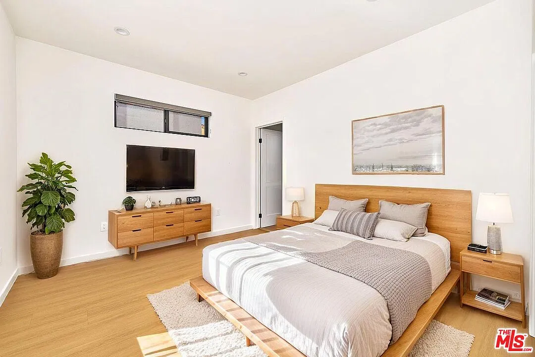 2 bed, 2.0 bath, 1000 sqft, $3,990 — Photo 2