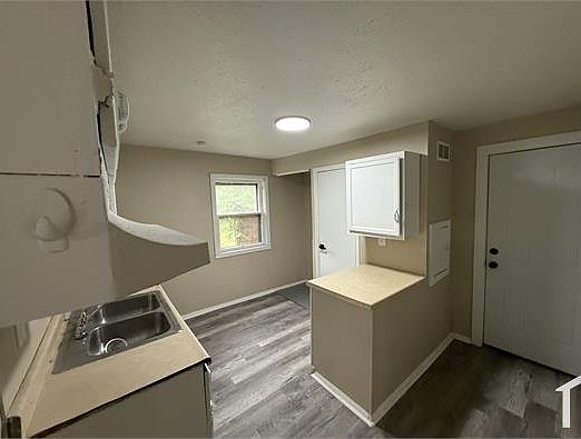 4th image of 5636 Drake Ave