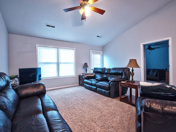 4th image of 1612 Clover Creek Ln