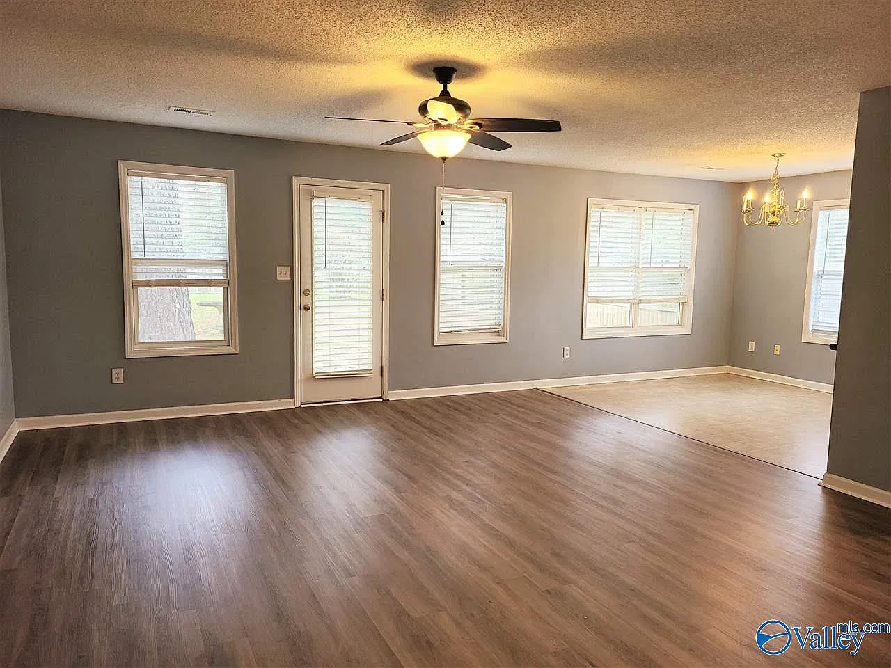 3 bed, 2.0 bath, 1388 sqft, $1,595 — Photo 2