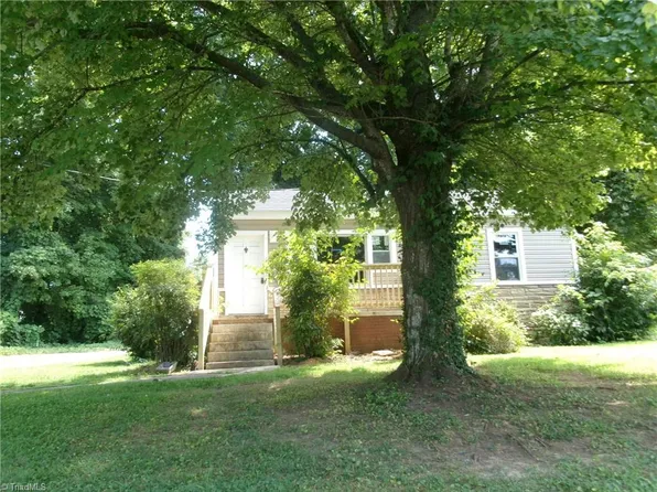 2406 Waverly Ct, High Point, NC 27262