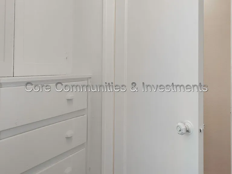Pollyanna Apartments — Photo 35