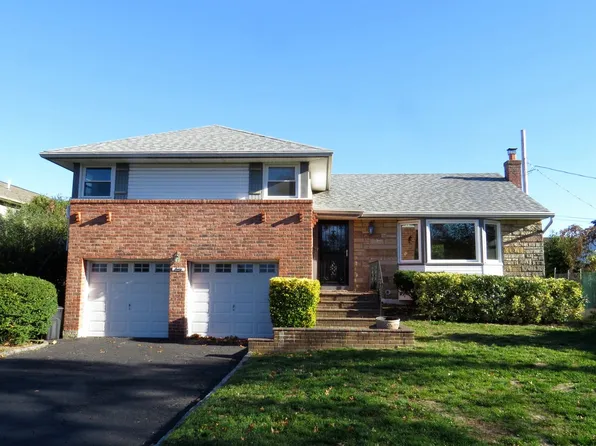 60 Waterbury Ln, Westbury, NY 11590
