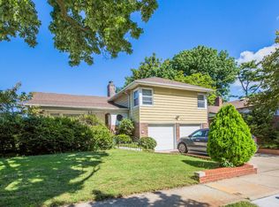 22233 Kenilworth Dr, Oakland Gardens, NY 11364