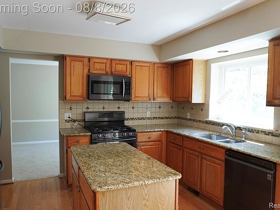 3rd image of 552 Whitney Dr