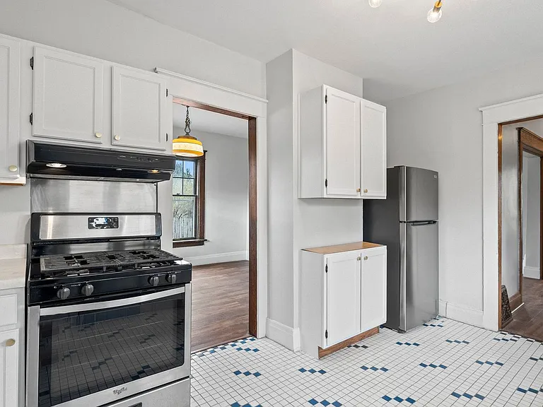 1213 W Jefferson Blvd — Photo 19