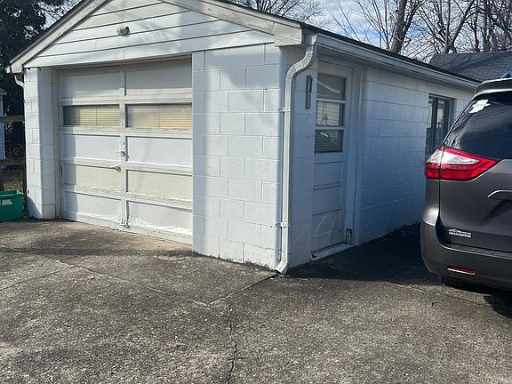 detach garage with mower screened