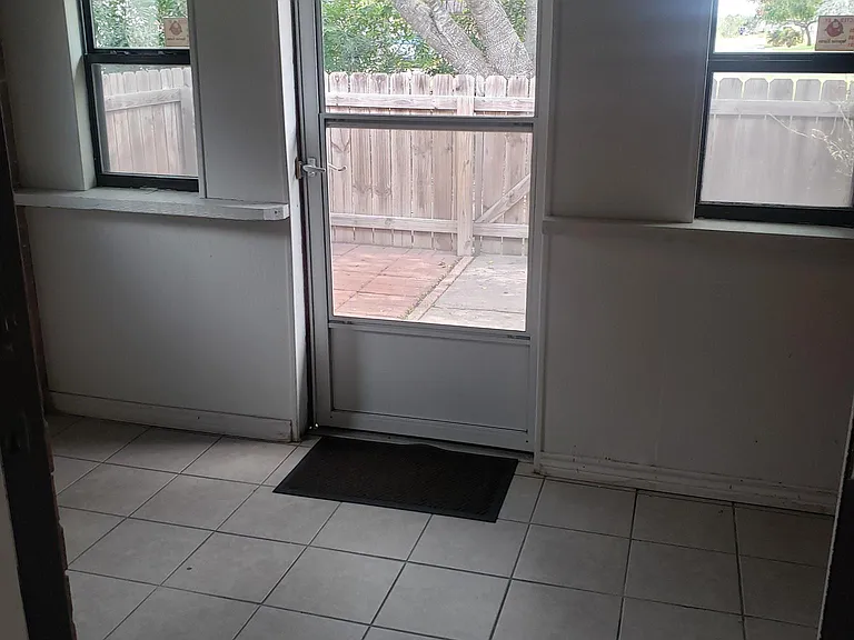 1000 Camelot Dr — Photo 18