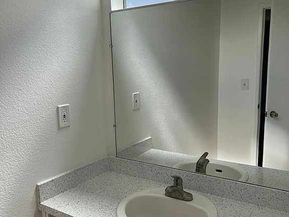 5th image of 602 S Cypress St APT B