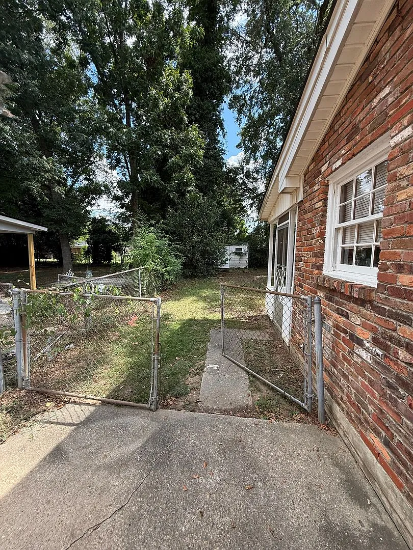 3 bed, 2.0 bath, 1134 sqft, $1,050 — Photo 2