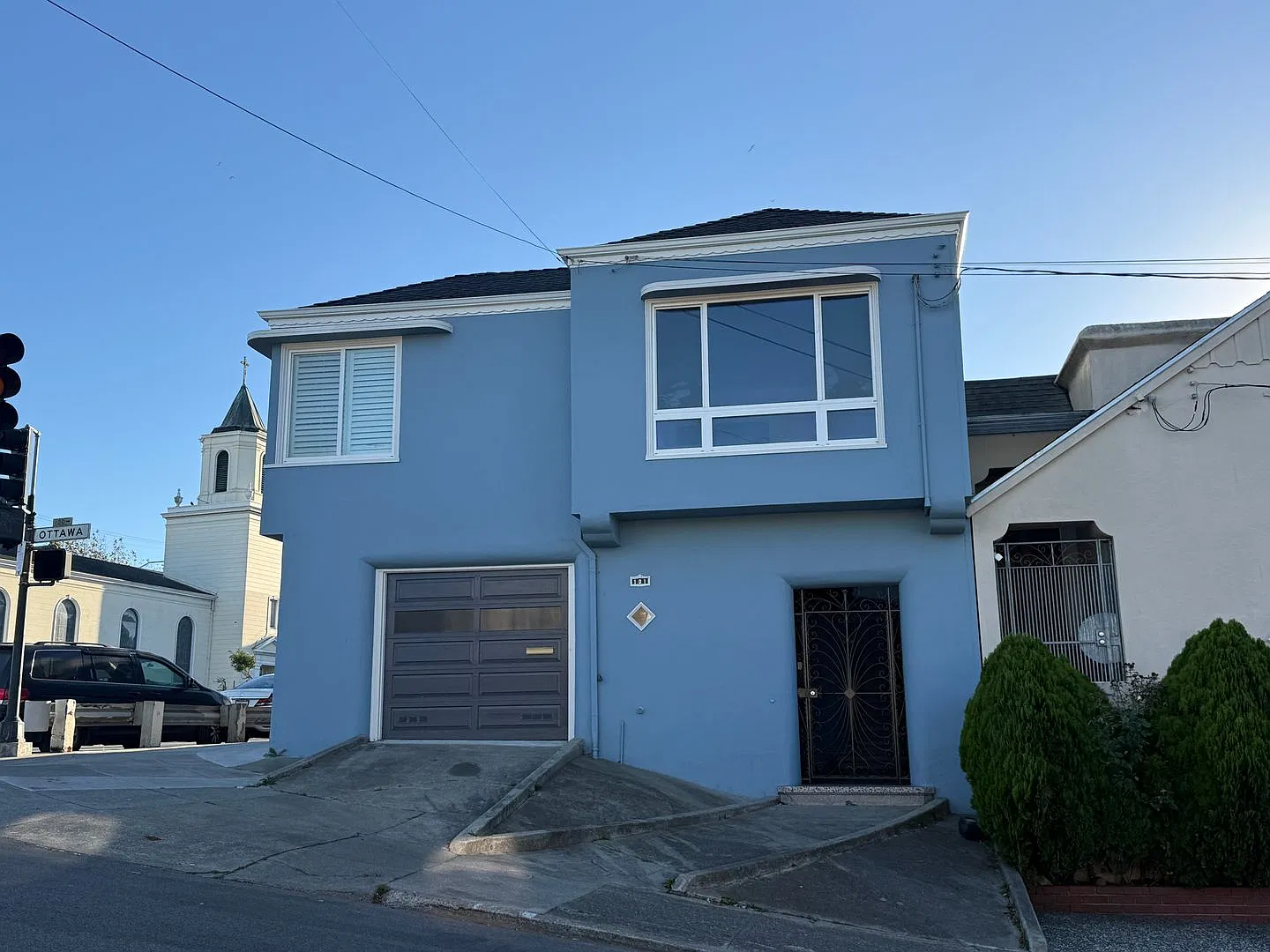 Spacious 2BR/2BA Single Family House with Garage & In-Home Laundry — Photo 1