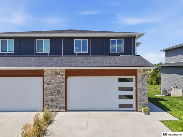 929 Titan Dr, Hickman, NE 68372