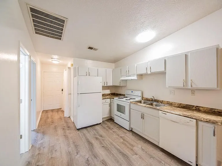 140 Limerick Dr — Photo 1