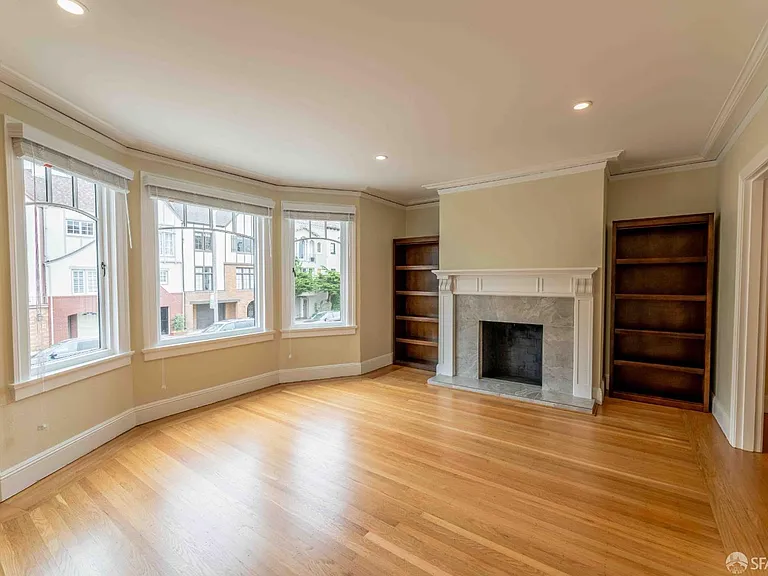 2124 Bay St — Photo 1