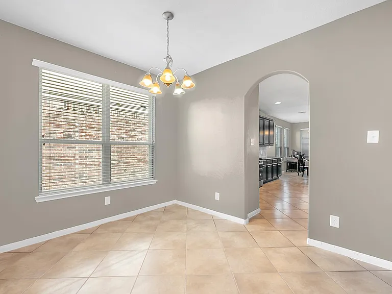 1302 S Maple Dr — Photo 5