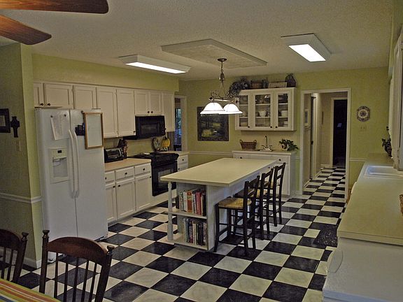 Huge Eat-in Kitchen