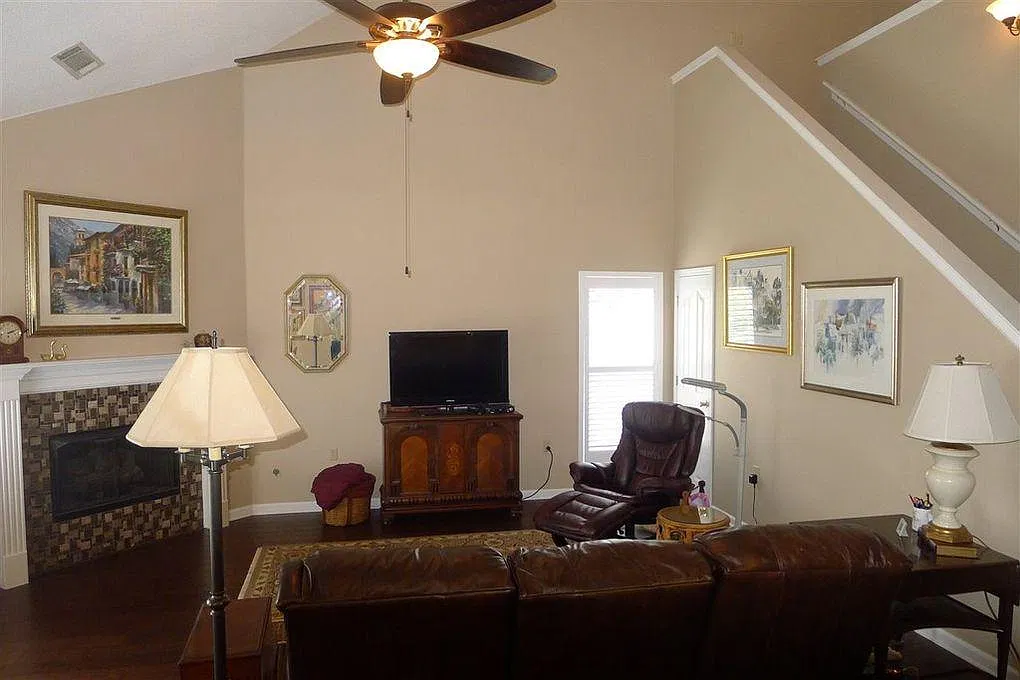 4 bed, 2376 sqft, $2,700 — Photo 3