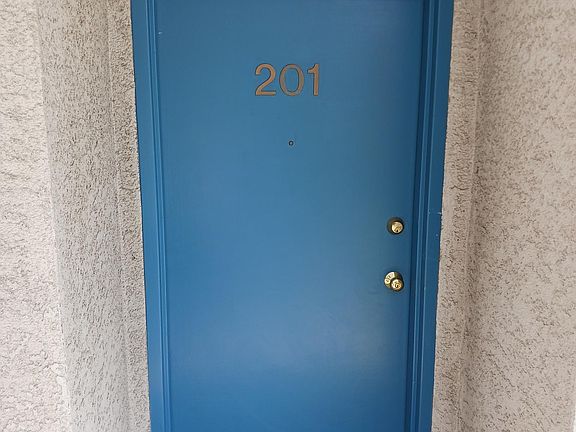 4th image of 12840 Moorpark St