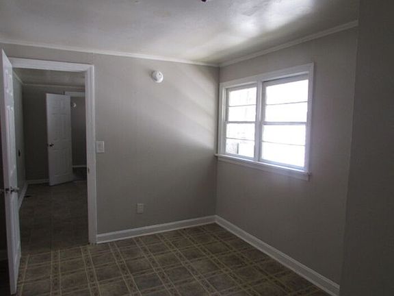 3rd image of 307 1/2 Manning Ave