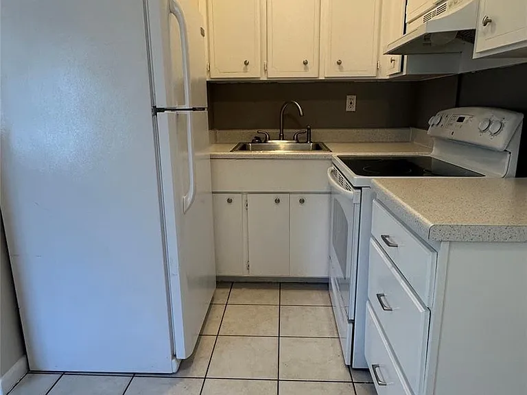 717 SE 16th St #3 — Photo 3