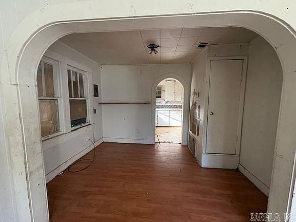 4th image of 910 E 2nd St