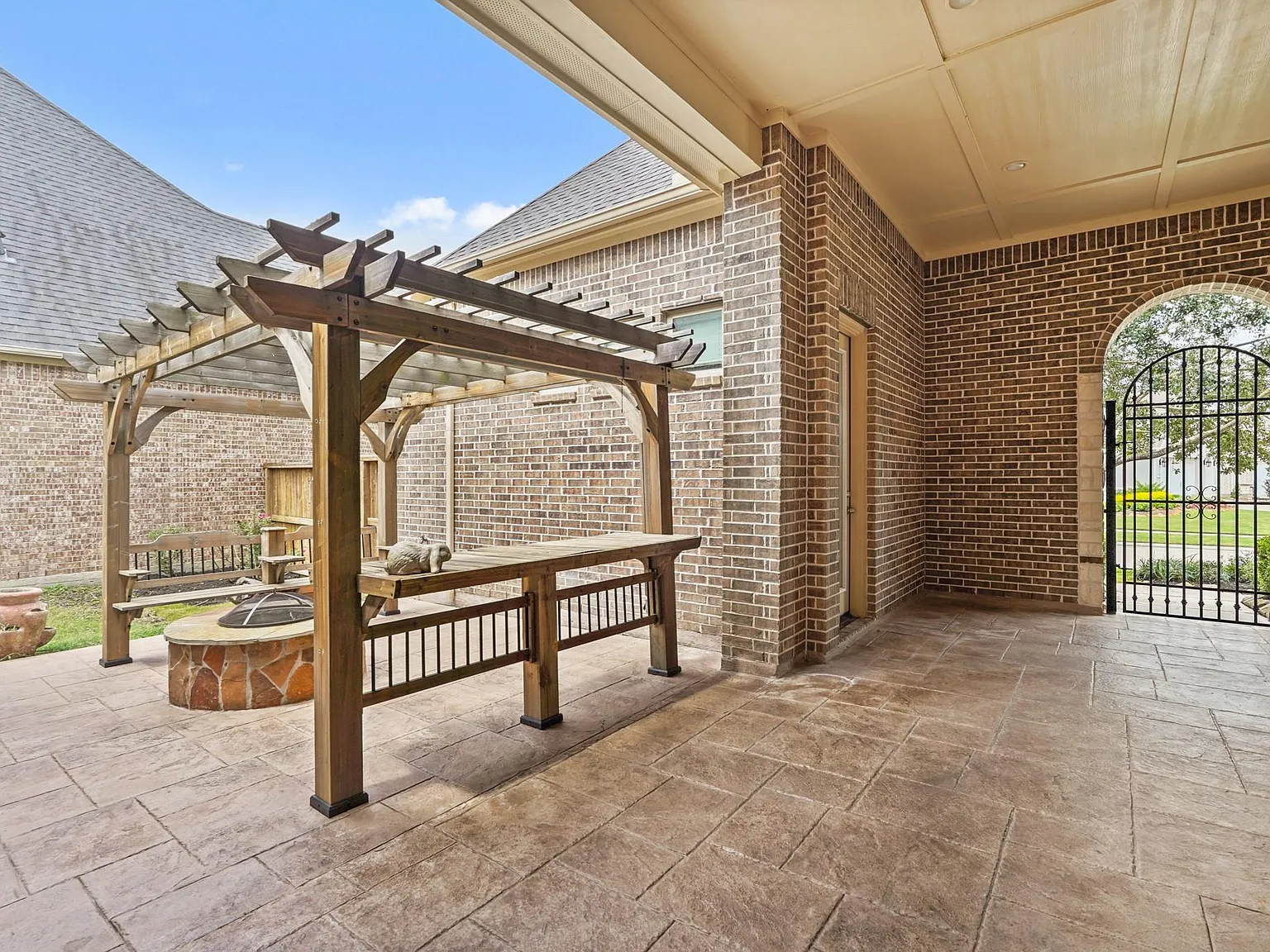 3 bed, 3.5 bath, 2743 sqft, $3,200 — Photo 3