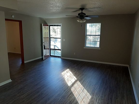 3rd image of 634 N Van Buren St