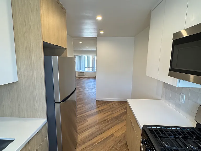 5447 Russell Ave #16 — Photo 7