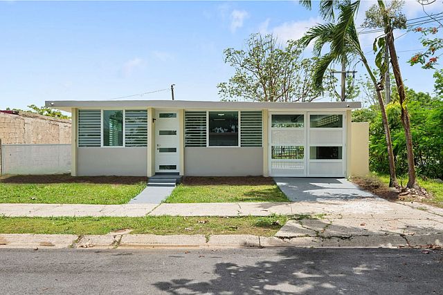 1st image of Urb Villa Carolina Calle 102 Blq #100-31