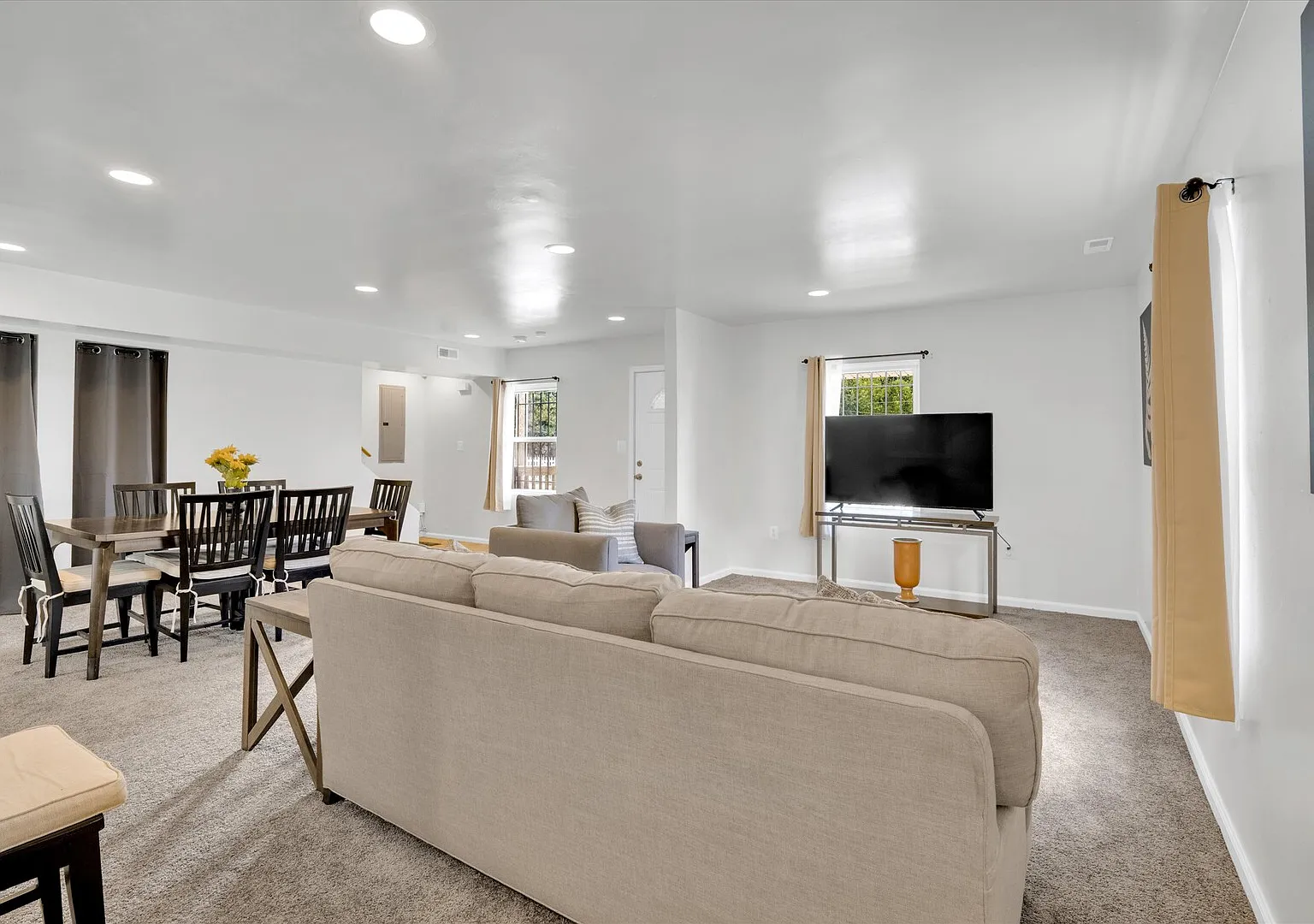 Private Six Bedroom Furnished Spacious DC Home - All Utilities & Wi-Fi — Photo 2