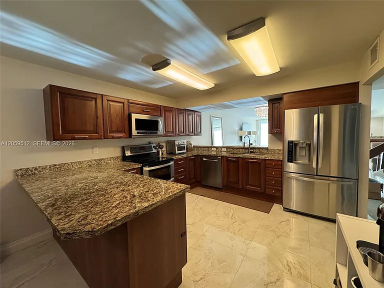 921 NE 26th Ave — Photo 3
