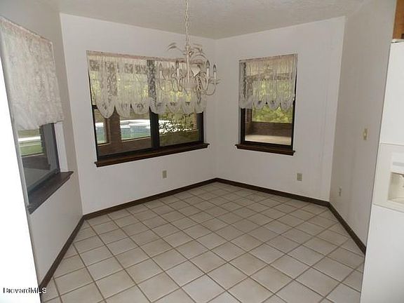 3rd image of 4918 Flora Dr