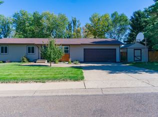 2380 10th Ave W, Dickinson, ND 58601