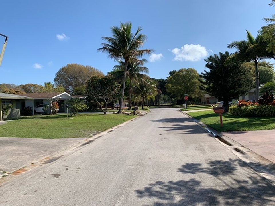 2nd image of 2406 Holiday Ct