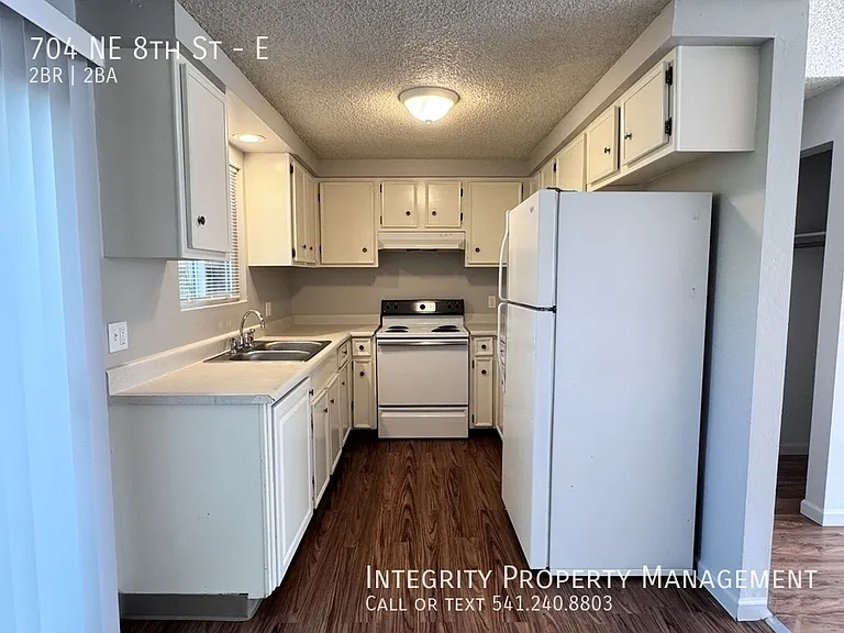 704 NE 8th St #E — Photo 9