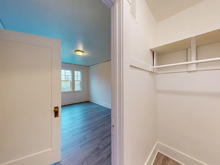 435 -Keystone Apartments — Photo 2