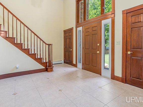 3rd image of 860 Evergreen Ct