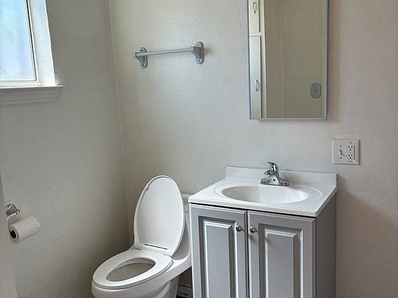 4th image of 1035 Bethany Ave #1
