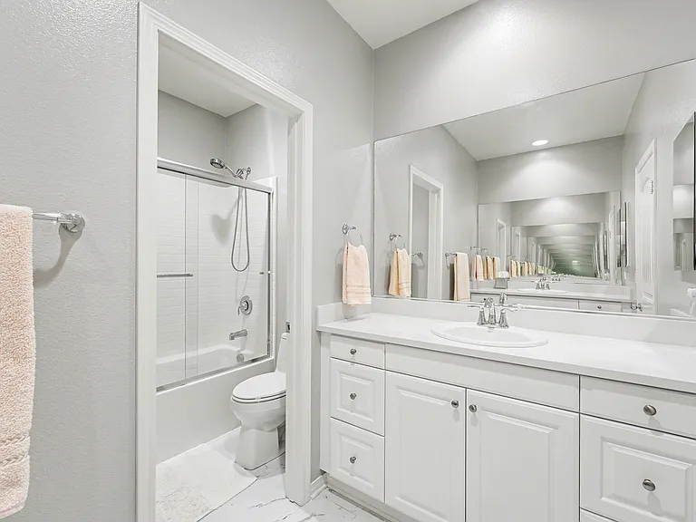 Large size Jack and Jill bathroom