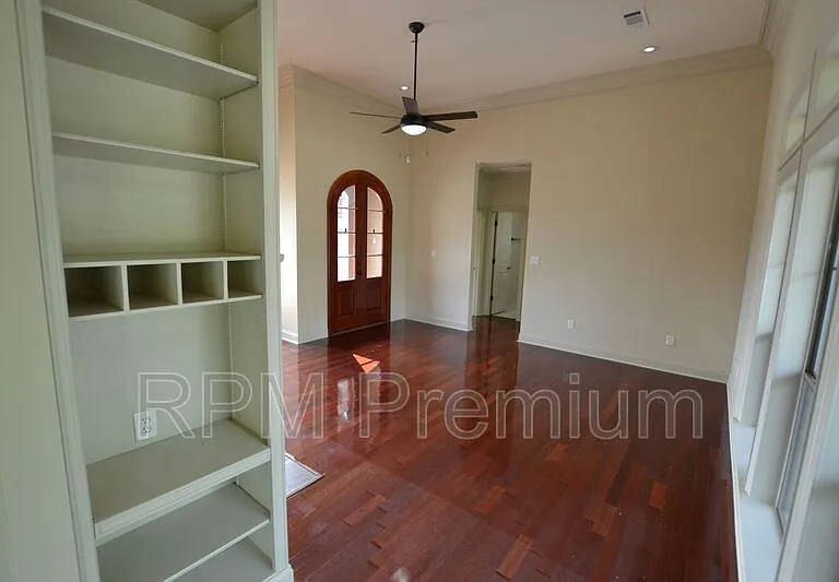 2691 Woodbend Ave — Photo 9