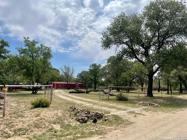 1093 COUNTY ROAD 6711, Natalia, TX 78059